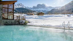 Winter Pool mit Dolomitenblick im 5 Sterne Wellnesshotel Südtirol: Cyprianerhof