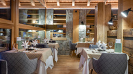 Luxuriöser Speisesaal im 5 Sterne Dolomiten Hotel Cyprianerhof