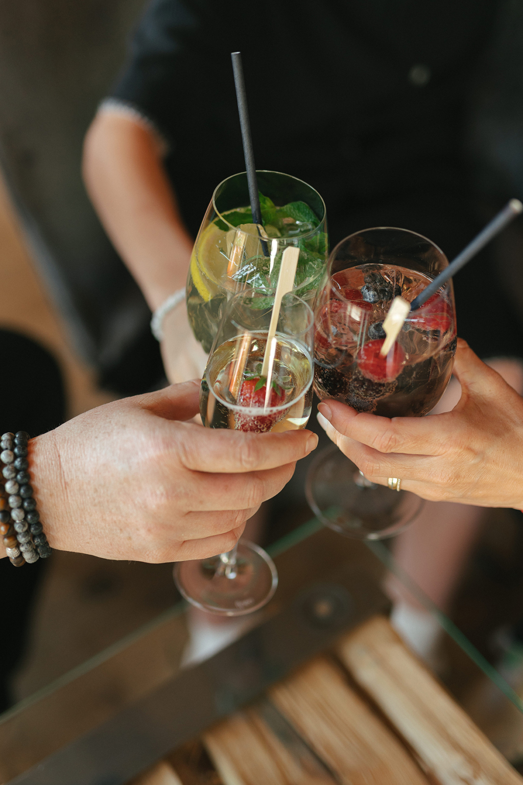Freunde stoßen mit Aperitif und Cocktails an, gesellige Atmosphäre bei Drinks im stilvollen Hotel