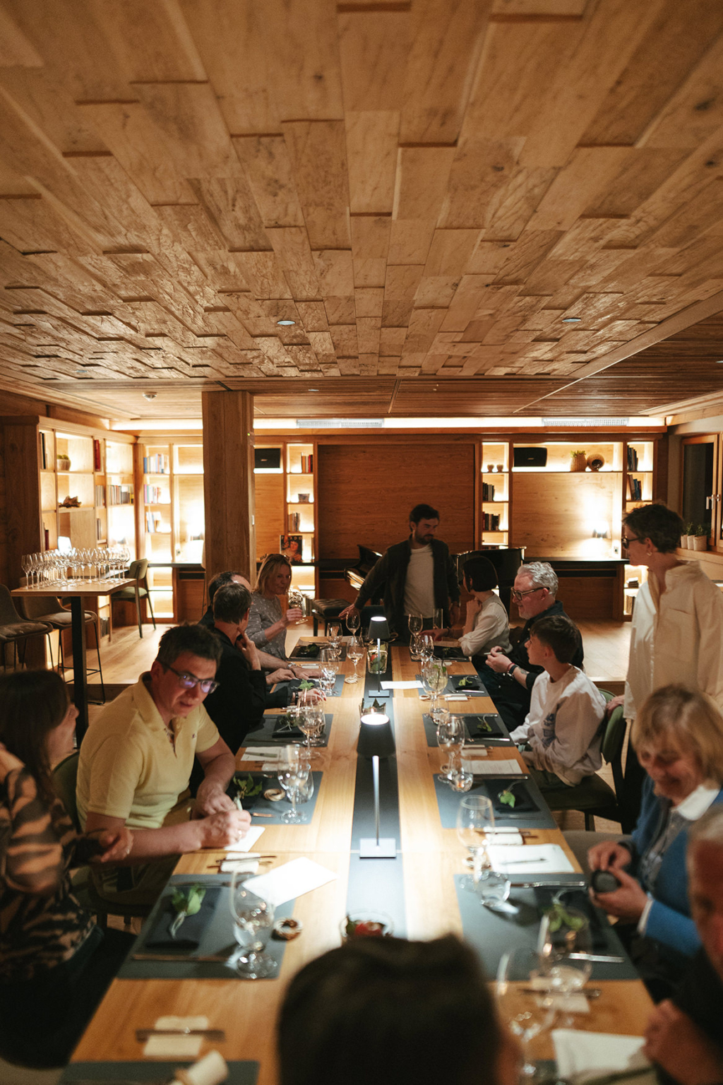 Menschen sitzen gemeinsam an einer langen Tafel und genießen den Abend am Community Table im Cyprianerhof
